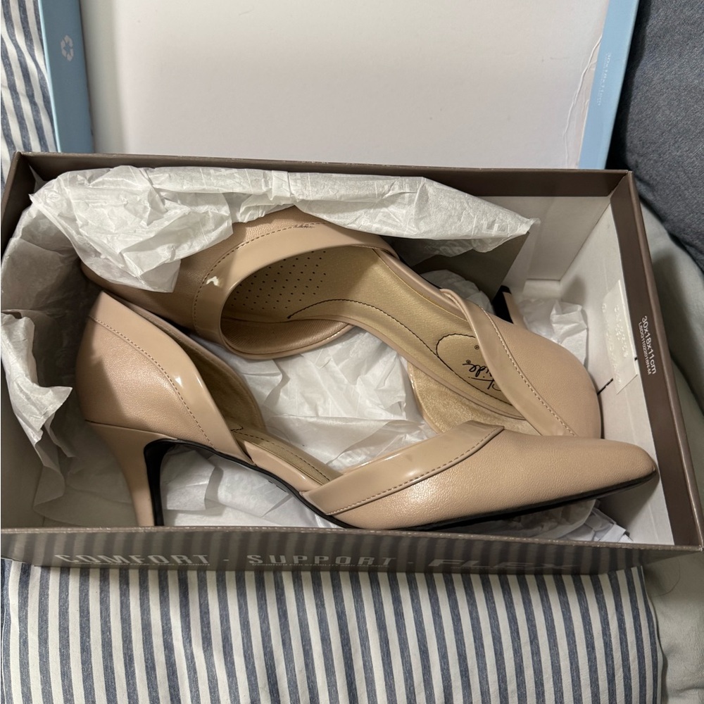Life Stride Cream Heels Classic Versatile Design